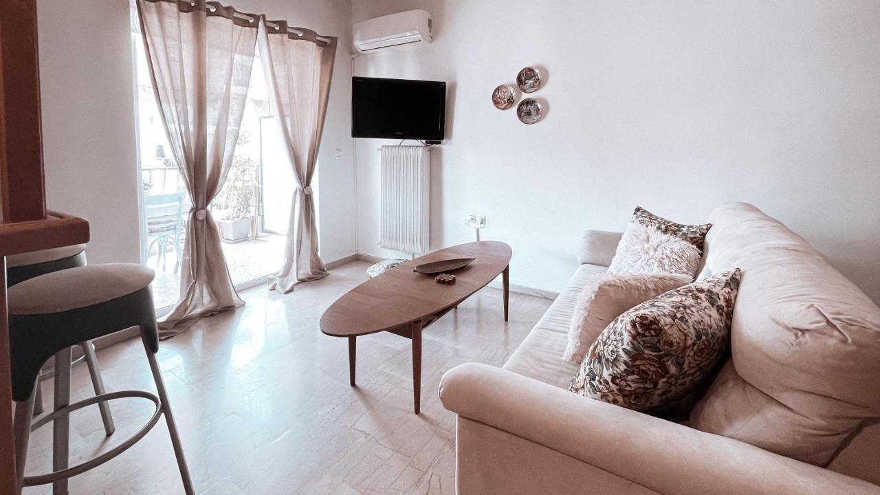 Ivy Apartment In The Heart Of The City Атина Екстериор снимка