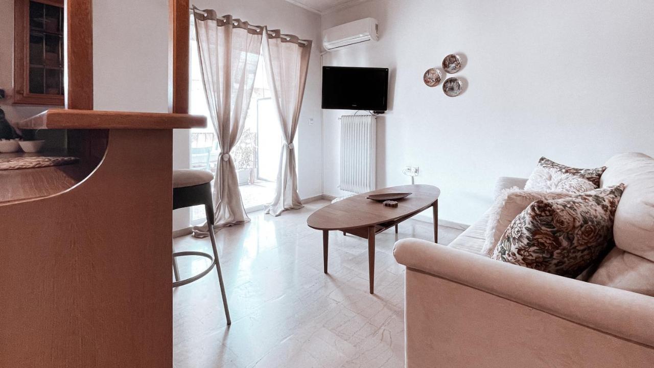 Ivy Apartment In The Heart Of The City Атина Екстериор снимка